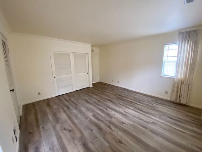 Building Photo - 63 Glen Lake Dr