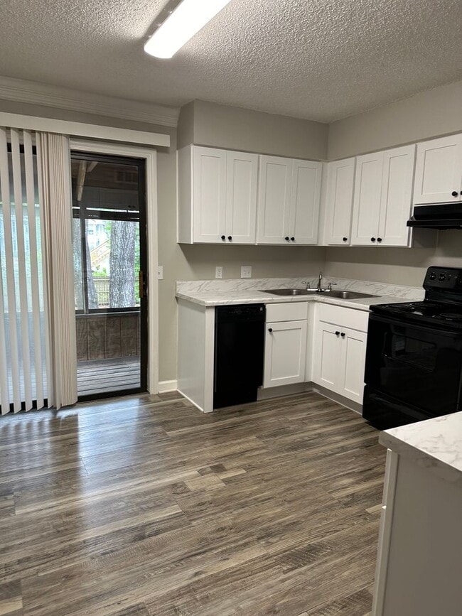 Building Photo - Convenient Northeast location!