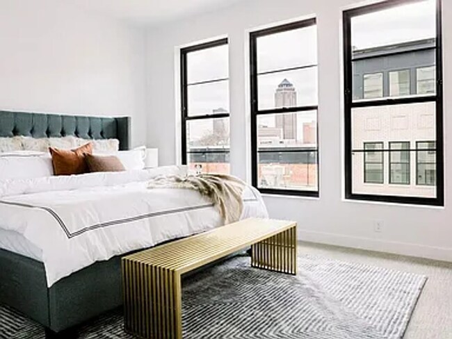 Building Photo - 1345 Keosauqua Way