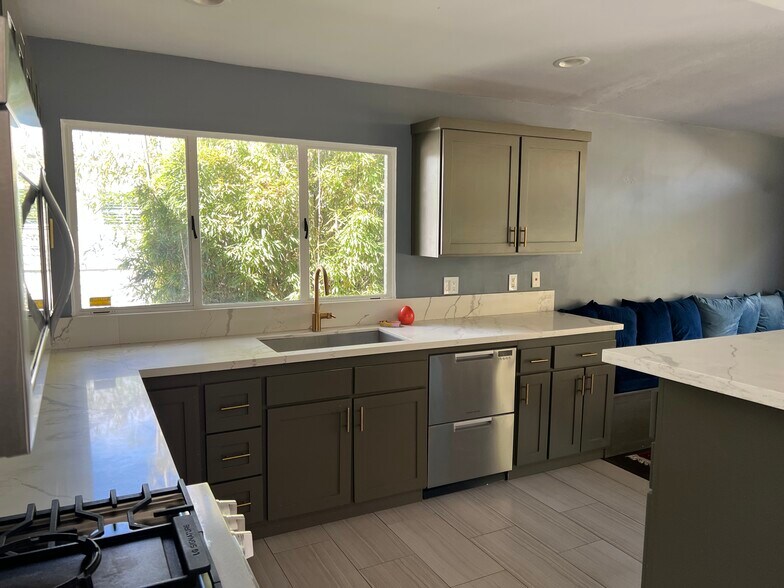 Building Photo - 5177 Carlingford Ave