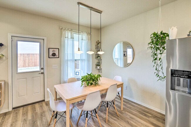 Building Photo - 1129 Bluespire Dr