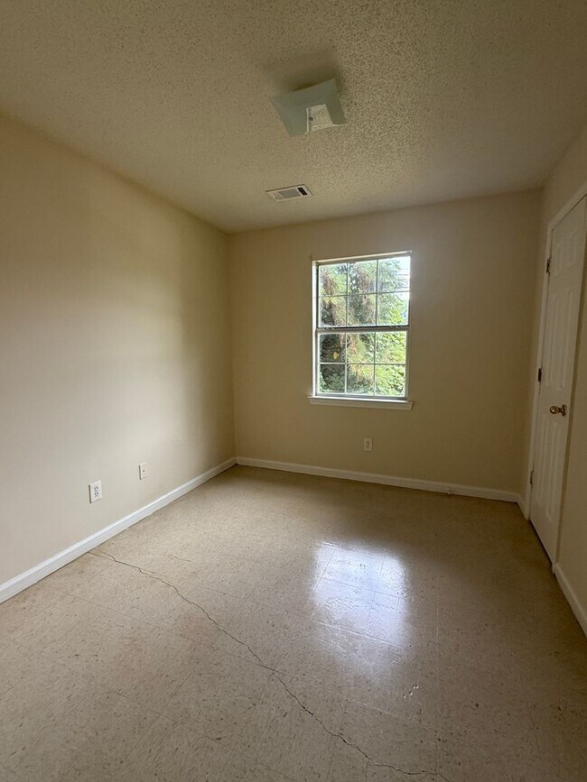 Building Photo - 8135-8135 Carlton Trail NW