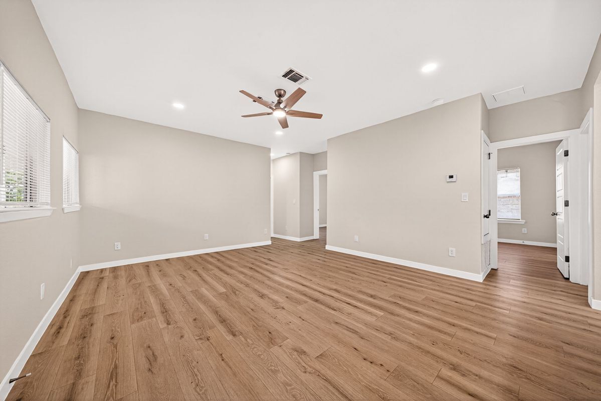 Building Photo - 631 E Mistletoe