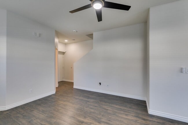 Building Photo - Stylish Townhouse Near the Strip with Dual Suites