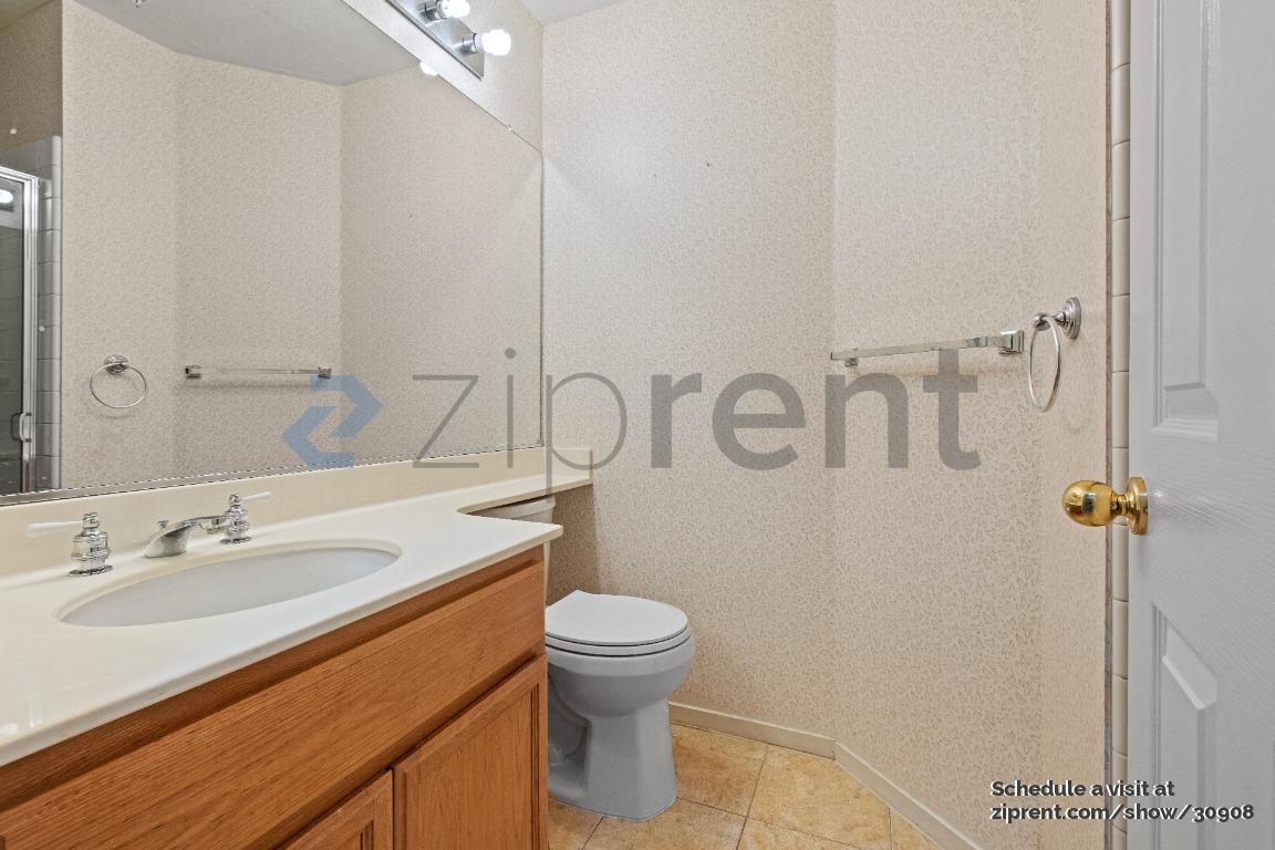 Building Photo - 1001 Sandhurst Dr