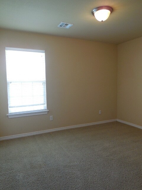 Building Photo - Two Living Areas!!! Spacious Three Bedroom Home in the Woodcreek Addition... Minutes from Campus,...