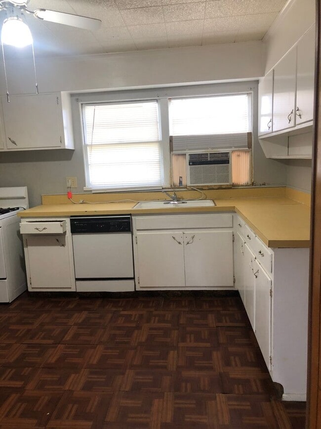 Building Photo - 3 Bedrooms, 1 Bath, 1 Car Garage Near Caprock High School!