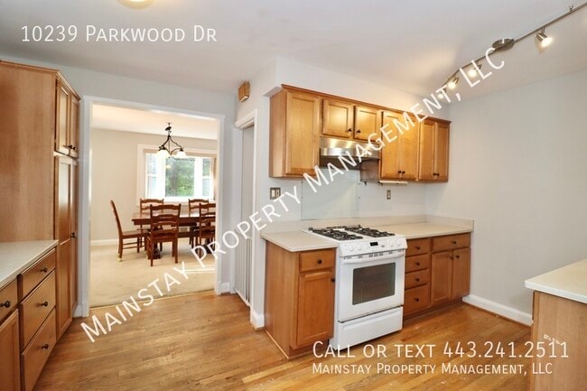 Building Photo - 10239 Parkwood Dr