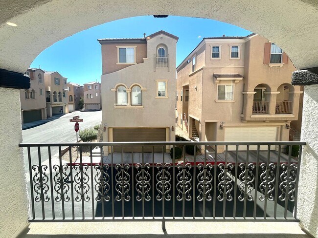 Building Photo - **$800 OFF MOVE IN BY 11/14/25**Spacious T...
