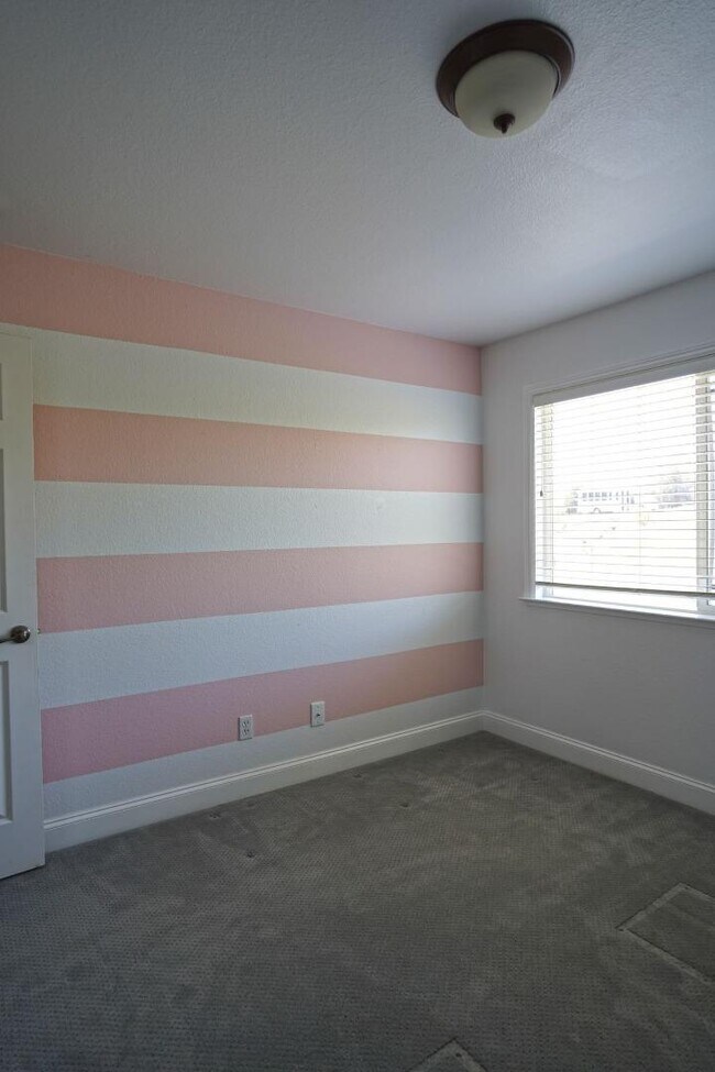 Building Photo - 1074 Vineyard Dr