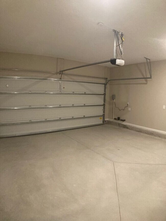 Building Photo - Stylish & Low-Maintenance Living in Oakleaf Community