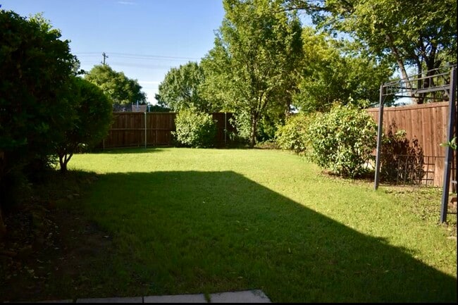 Building Photo - 1600 Knight Trail