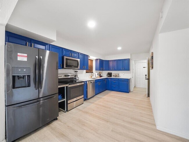Building Photo - 8007 Beluche Dr