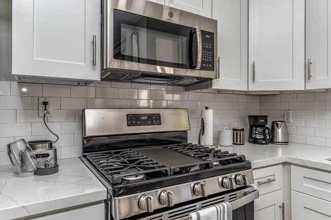 Building Photo - Modern 1 Bedroom Condo with Lakes in the c...