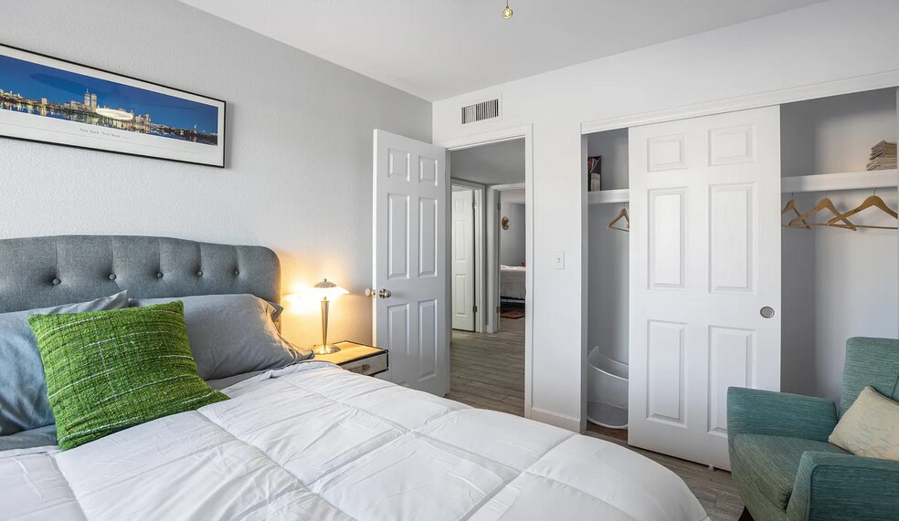 Building Photo - 4909 E Waltann Ln