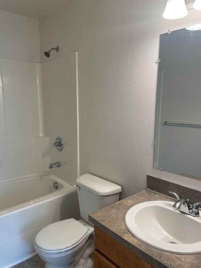 Building Photo - 2 bed 1 bath + Bonus Room Duplex in Northeast Salem!