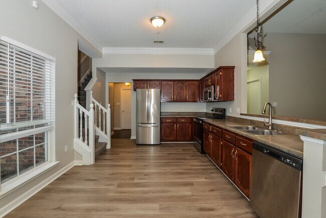 Building Photo - 2104 Eubanks Ln