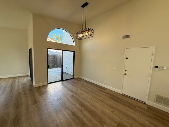 Building Photo - 4 Bedroom Single Story Home Available