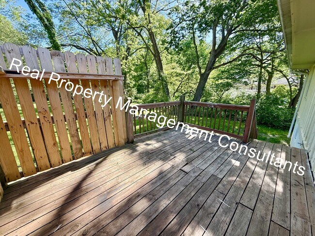 Building Photo - 2-Bedroom Home with Spacious Backyard & Deck