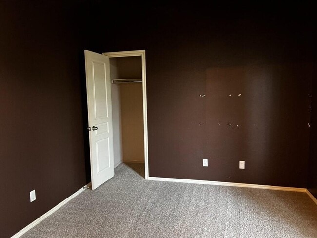 Building Photo - 13111 Red Oak Dr