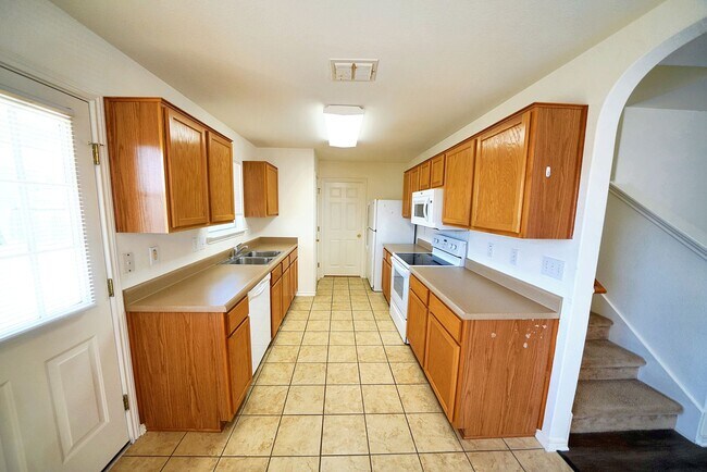 Building Photo - Lovely Home in Gated Universal City Neighb...