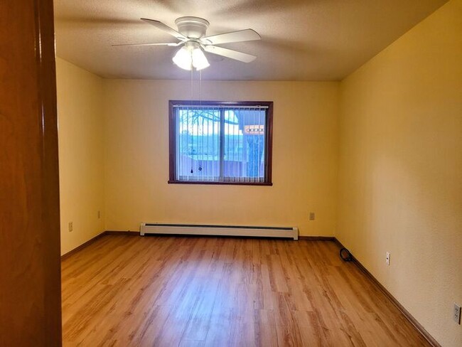 Building Photo - Private large 2 bedroom 2 bath townhouse e...