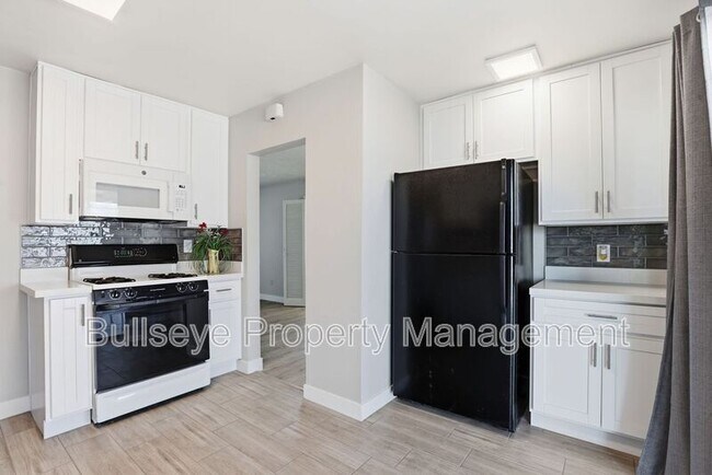 Building Photo - 1102 N 28th Pl