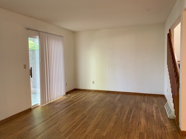 Building Photo - Lovely 3 Bed/2.5 Bath Townhome in Southwes...
