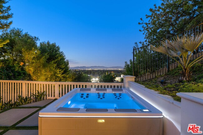 Building Photo - 16725 Oak View Dr