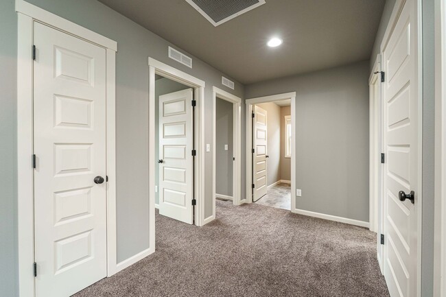 Building Photo - Stunning Salmon Creek Gem for Rent! - 3 Be...