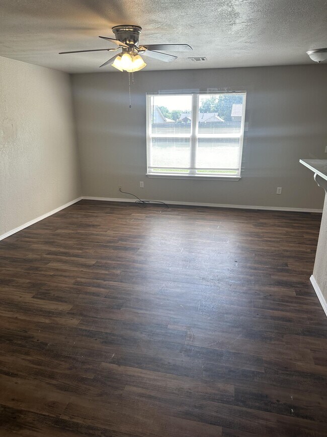 Building Photo - 632 Ramblin Oaks Dr