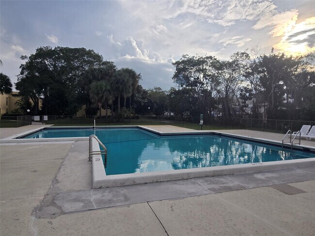 Building Photo - 733 SE 1st Way