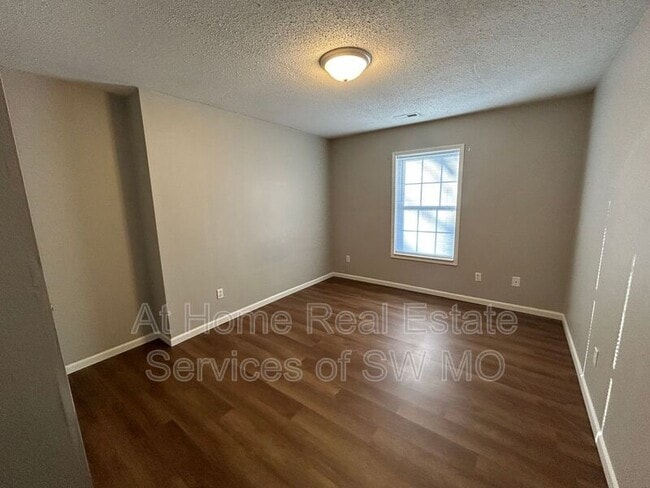 Building Photo - 2624 E Cherry St