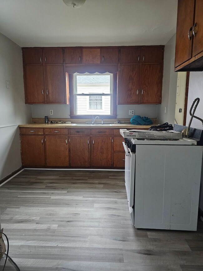 Building Photo - Cozy, great location!