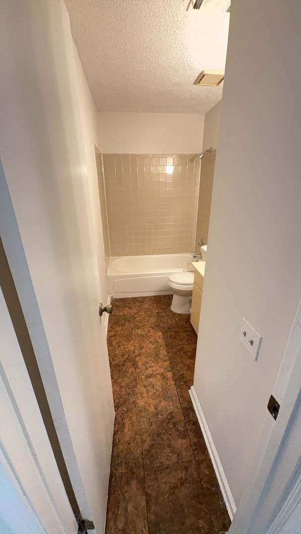 Building Photo - Beautifully Updated 3 bedroom 2 bath home
