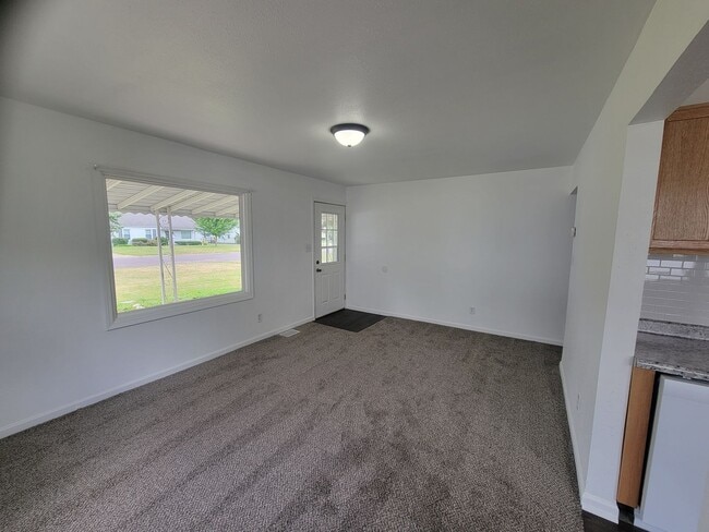 Building Photo - 3BR/1BA w/Garage -3011 Mission Road