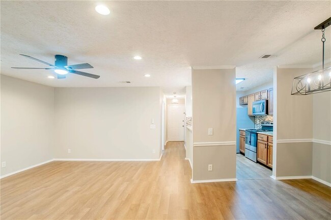 Building Photo - 126 Warm Springs Cir