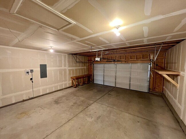 Building Photo - 1042 E 25th St