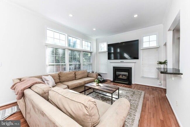 Building Photo - 46342 Summerhill Pl