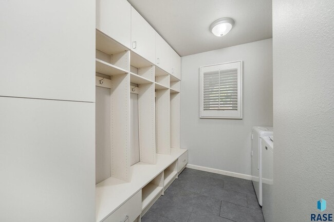 Building Photo - 2412 S Sheffield Cir