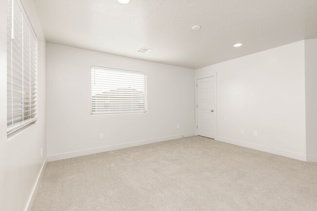 Building Photo - 4 bed | 2 1/2 bath | 2 car garage in Desert Canyon with washer/dryer/fridge