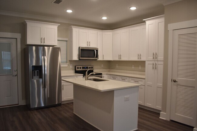 Building Photo - Available June 1 Three Bedroom Townhouse a...