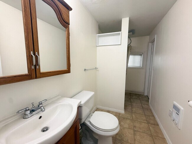 Building Photo - 1593 Skyline Way S