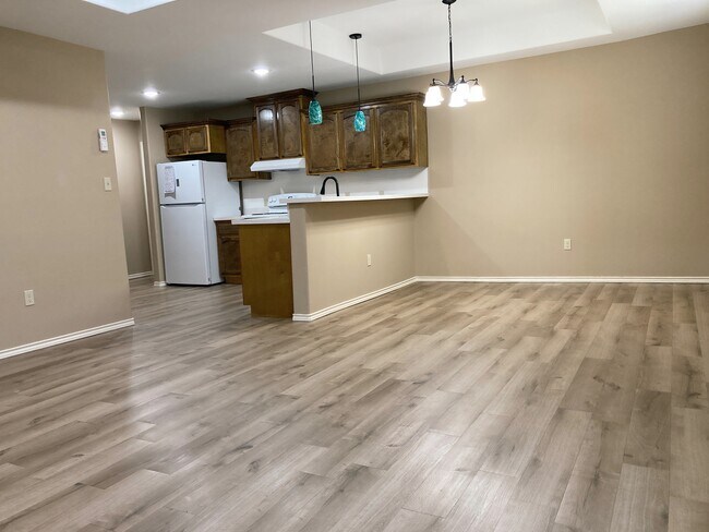 Building Photo - 2113 W Barcelona Ave