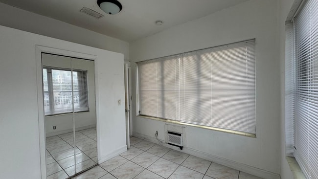Building Photo - 8140 Crespi Blvd