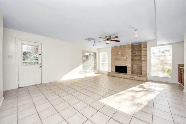 Building Photo - 15614 Barbarossa Dr