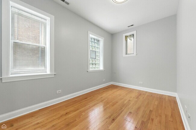 Building Photo - 2611 W Rosemont Ave