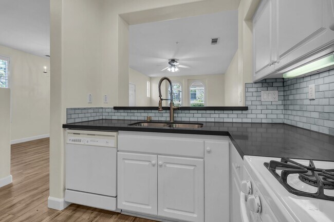 Building Photo - 204 Terra Bella