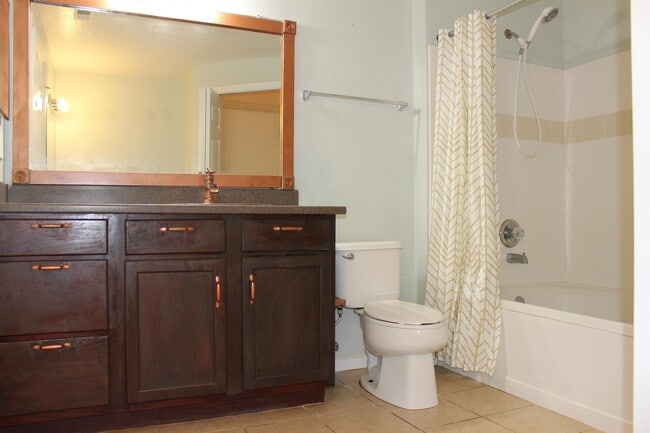 Building Photo - 2801 Chancellorsville Dr