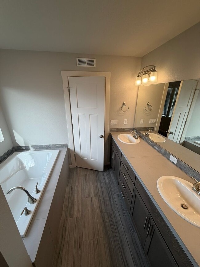 Building Photo - Must See Large Home in HOA Neighborhood!